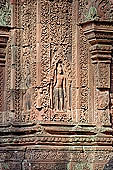 Banteay Srei temple - sculpted male guardian figures in niches 